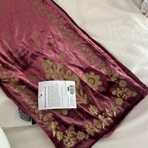 Velvet scarf with gold details NWT